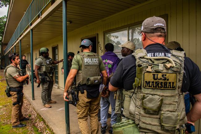 U.S. Marshals and other law enforcement officers arrest a…
